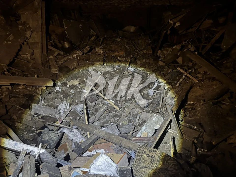 Иван Приходько: Разрушенный прямым попаданием снаряда ВФУ дом в посёлке Короленко (Центрально-Городской район Горловки) Иван Приходько: Разрушенный прямым попаданием снаряда ВФУ дом в посёлке Короленко (Центрально-Городской район Горловки)