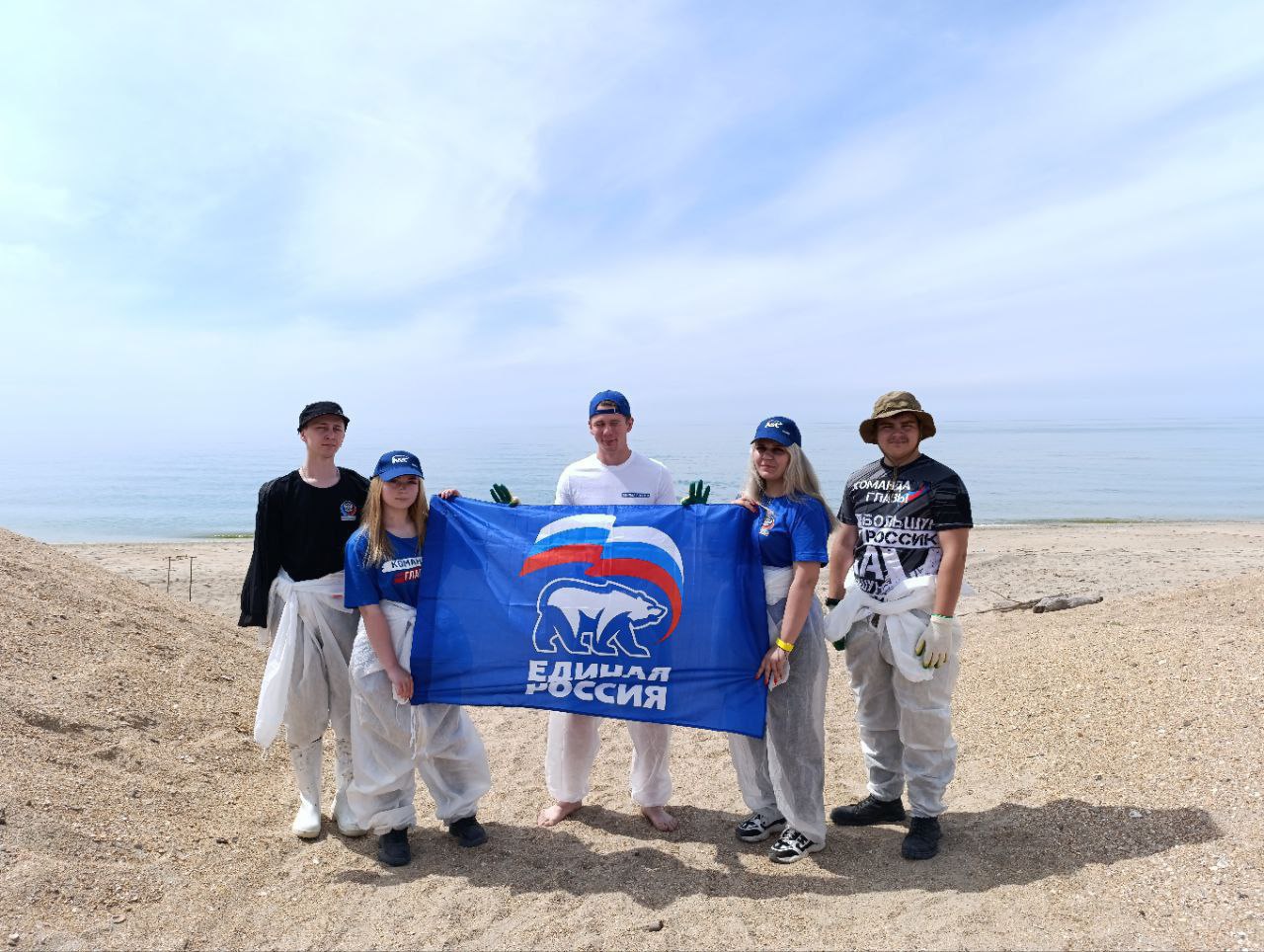 Волонтеры - это люди большой души, с бесконечным добром, целью которых, является не просто жить, а приносить пользу окружающим, ничего не ожидая взамен Волонтеры - это люди большой души, с бесконечным добром, целью которых, является не просто жить, а приносить пользу окружающим, ничего не ожидая взамен