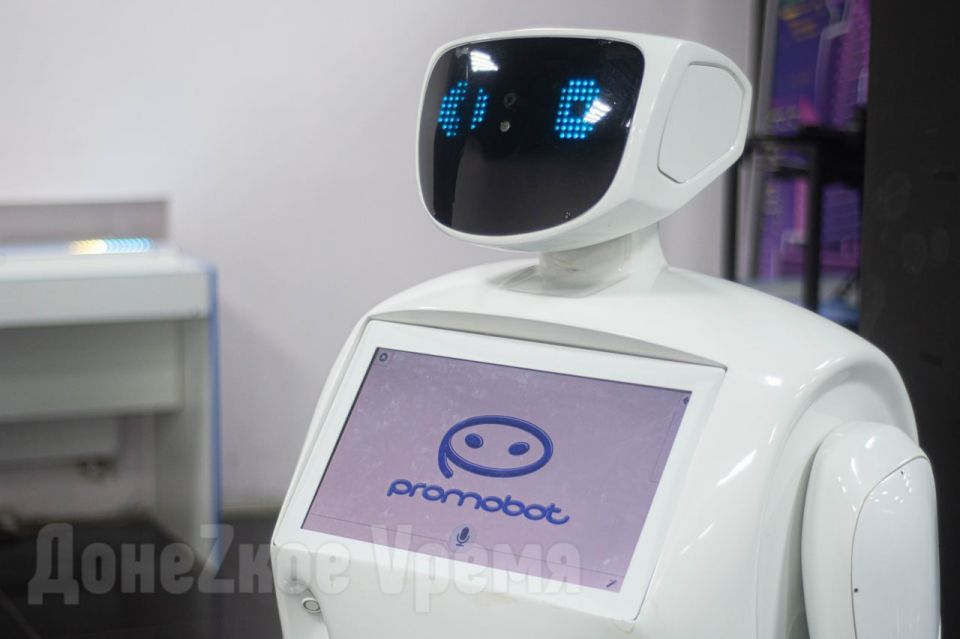 Можно потрогать, поиграть и пообщаться: в Донецке завершает работу выставка робототехники