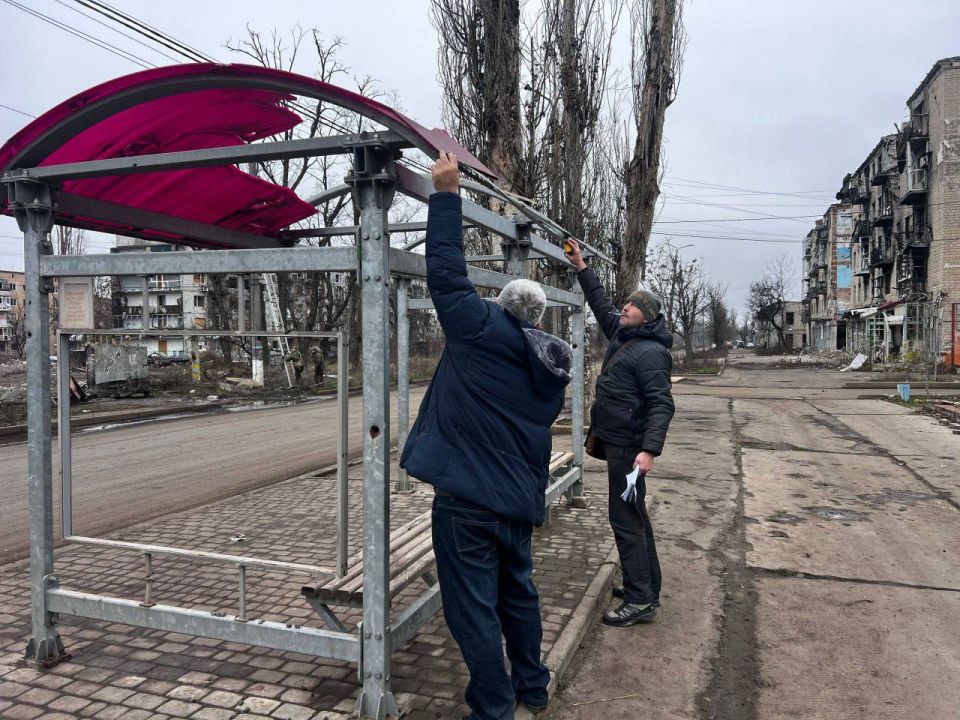 Александр Пеняев: Сегодня посетил Авдеевку.. В центре внимания подключение централизованного освещения и ремонт первоочередных остановочных павильонов.