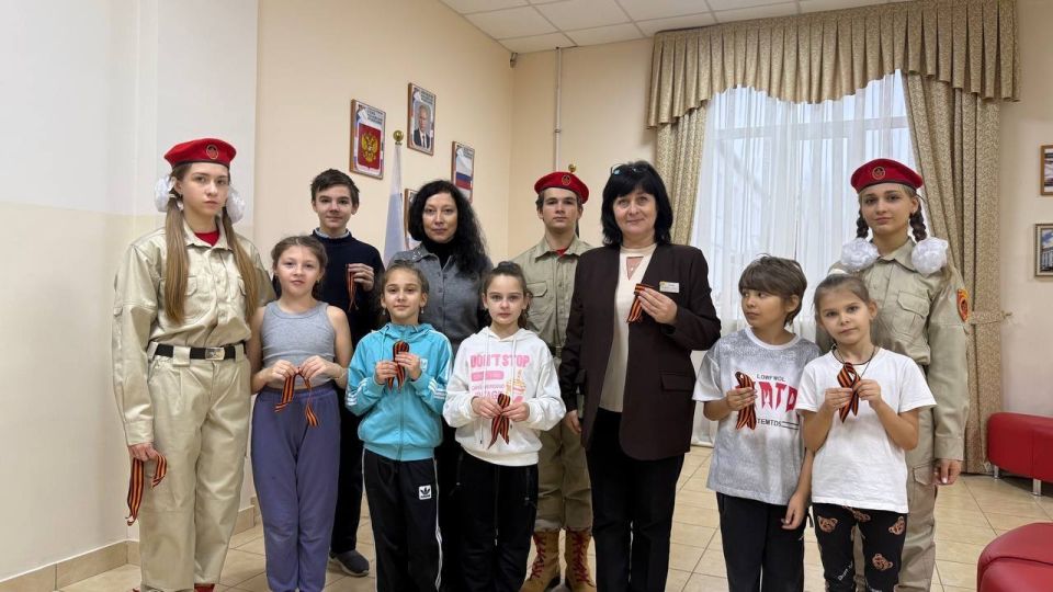 Активисты из юнармейского отряда ГБОУ "Школа N7 Ясиноватского МО" провели в стенах школы важную акцию: раздали учителям и ученикам символ праздника - Дня Георгиевской ленты, который празднуется 6 декабря Активисты из юнармейского отряда ГБОУ "Школа N7 Ясиноватского МО" провели в стенах школы важную акцию: раздали учителям и ученикам символ праздника - Дня Георгиевской ленты, который празднуется 6 декабря