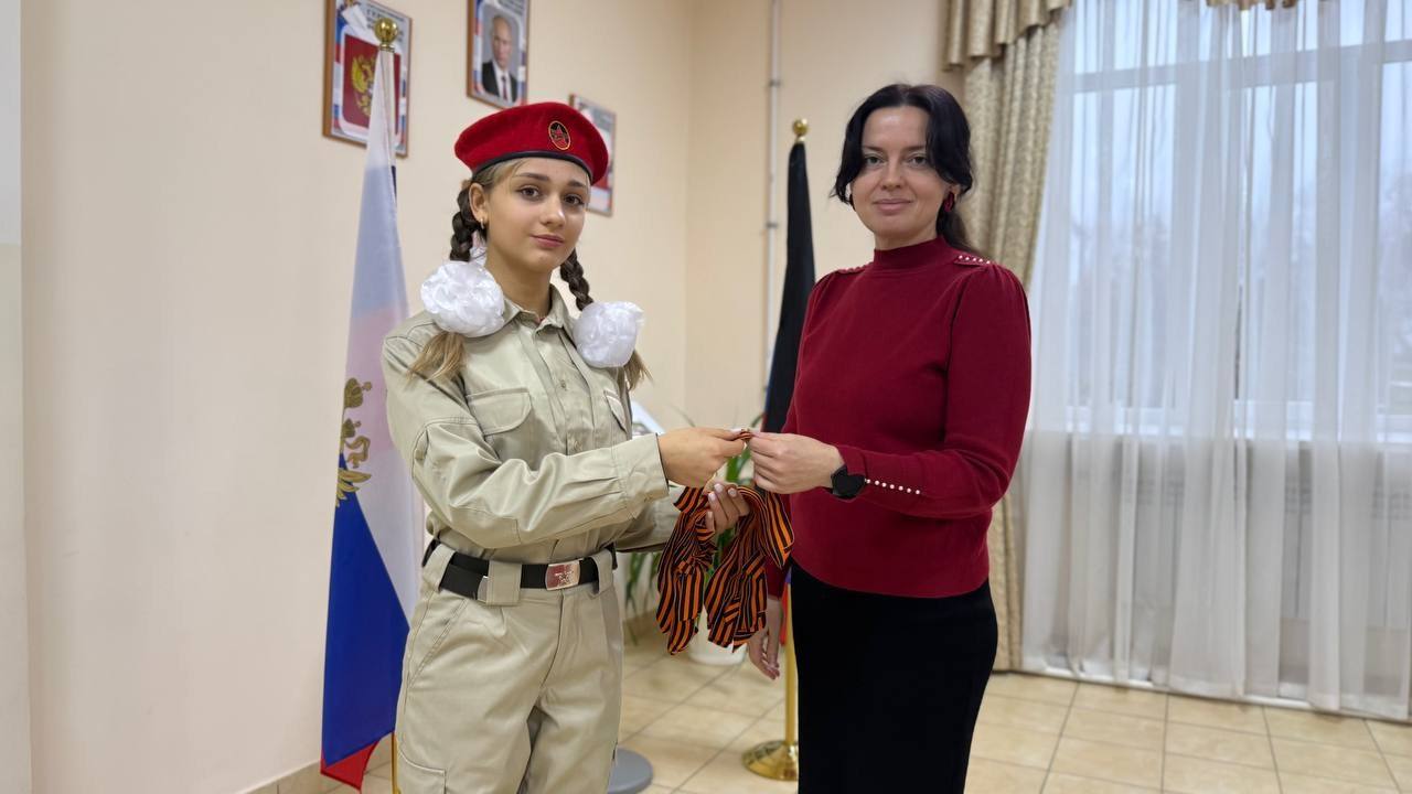 Активисты из юнармейского отряда ГБОУ "Школа N7 Ясиноватского МО" провели в стенах школы важную акцию: раздали учителям и ученикам символ праздника - Дня Георгиевской ленты, который празднуется 6 декабря Активисты из юнармейского отряда ГБОУ "Школа N7 Ясиноватского МО" провели в стенах школы важную акцию: раздали учителям и ученикам символ праздника - Дня Георгиевской ленты, который празднуется 6 декабря