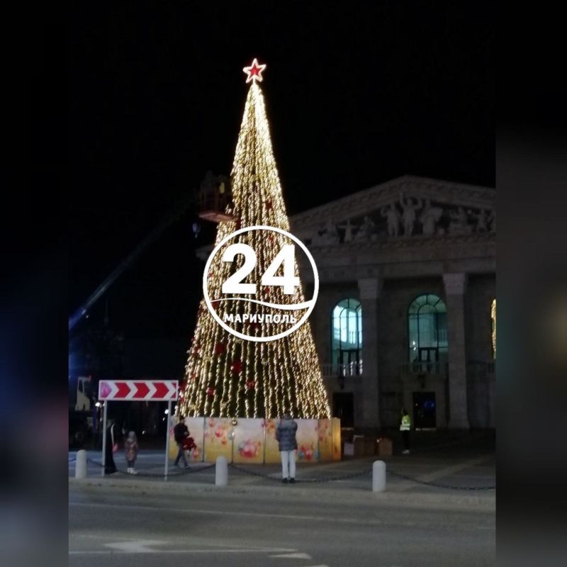В Мариуполе наряжают новогоднюю ёлку, установленную возле драмтеатра В Мариуполе наряжают новогоднюю ёлку, установленную возле драмтеатра
