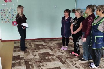 Заместитель секретаря Амвросиевского местного отделения Всероссийской политической партии «Единая Россия» Елена Фисенко встретилась с сотрудниками образовательных учреждений пос