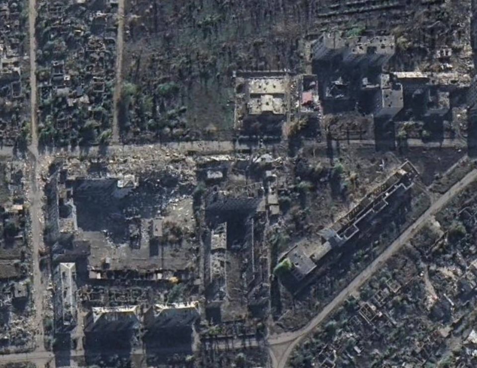 Спутниковые снимки Бахмута, практически полностью разрушенного в ходе длительных городских боев Спутниковые снимки Бахмута, практически полностью разрушенного в ходе длительных городских боев
