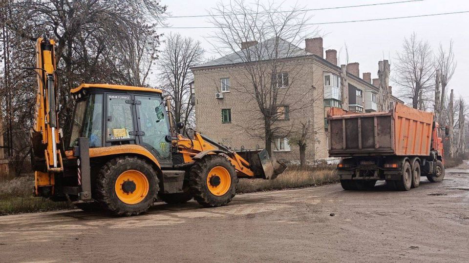 Александр Пеняев: Администрация Ясиноватского муниципального округа совместно с МУП АГЯ "ЖЭК" выполнили частичную подсыпку аварийных участков автомобильных дорог пгт Александр Пеняев: Администрация Ясиноватского муниципального округа совместно с МУП АГЯ "ЖЭК" выполнили частичную подсыпку аварийных участков автомобильных дорог пгт