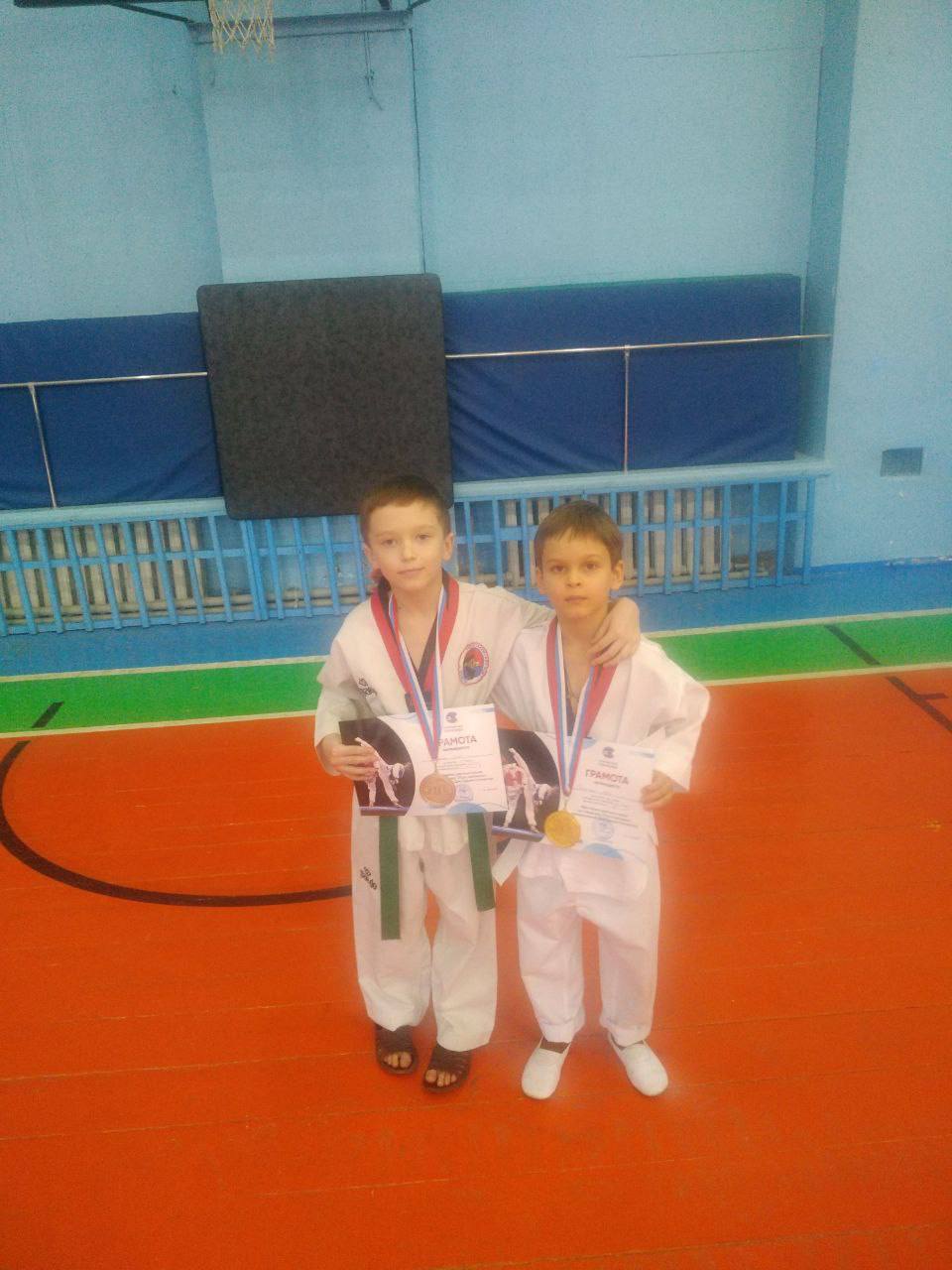 Фестиваль цветных поясов. Самые молодые спортсмены команды СК "Инсайт" (2015-2018), 6 декабря 2025 года, приняли участие в Фестивале цветных поясов по тхэквондо, приуроченный Дню Героев Отечества в г. Луганске , ЛНР Фестиваль цветных поясов. Самые молодые спортсмены команды СК "Инсайт" (2015-2018), 6 декабря 2025 года, приняли участие в Фестивале цветных поясов по тхэквондо, приуроченный Дню Героев Отечества в г. Луганске , ЛНР