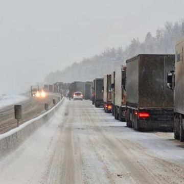 Огромная пробка из-за плохой погоды образовалась на трассе в Свердловской области