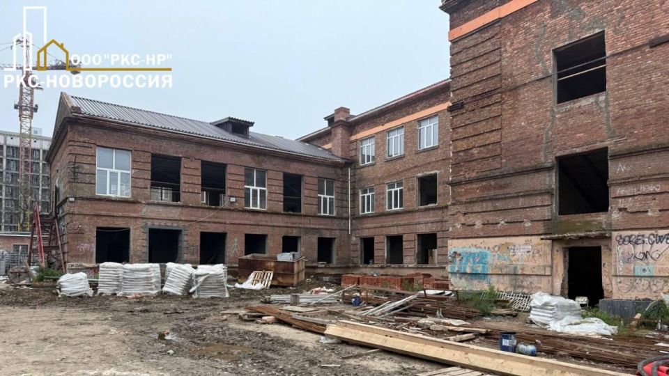 Продолжаются работы по восстановлению городского лицея Мариуполя Продолжаются работы по восстановлению городского лицея Мариуполя