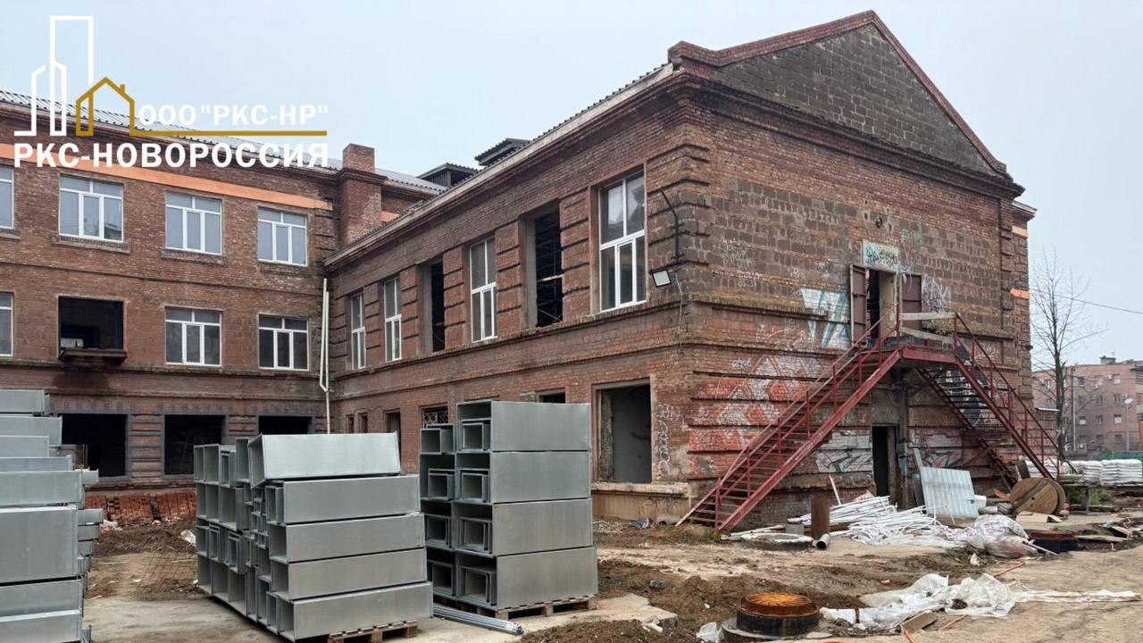Продолжаются работы по восстановлению городского лицея Мариуполя Продолжаются работы по восстановлению городского лицея Мариуполя