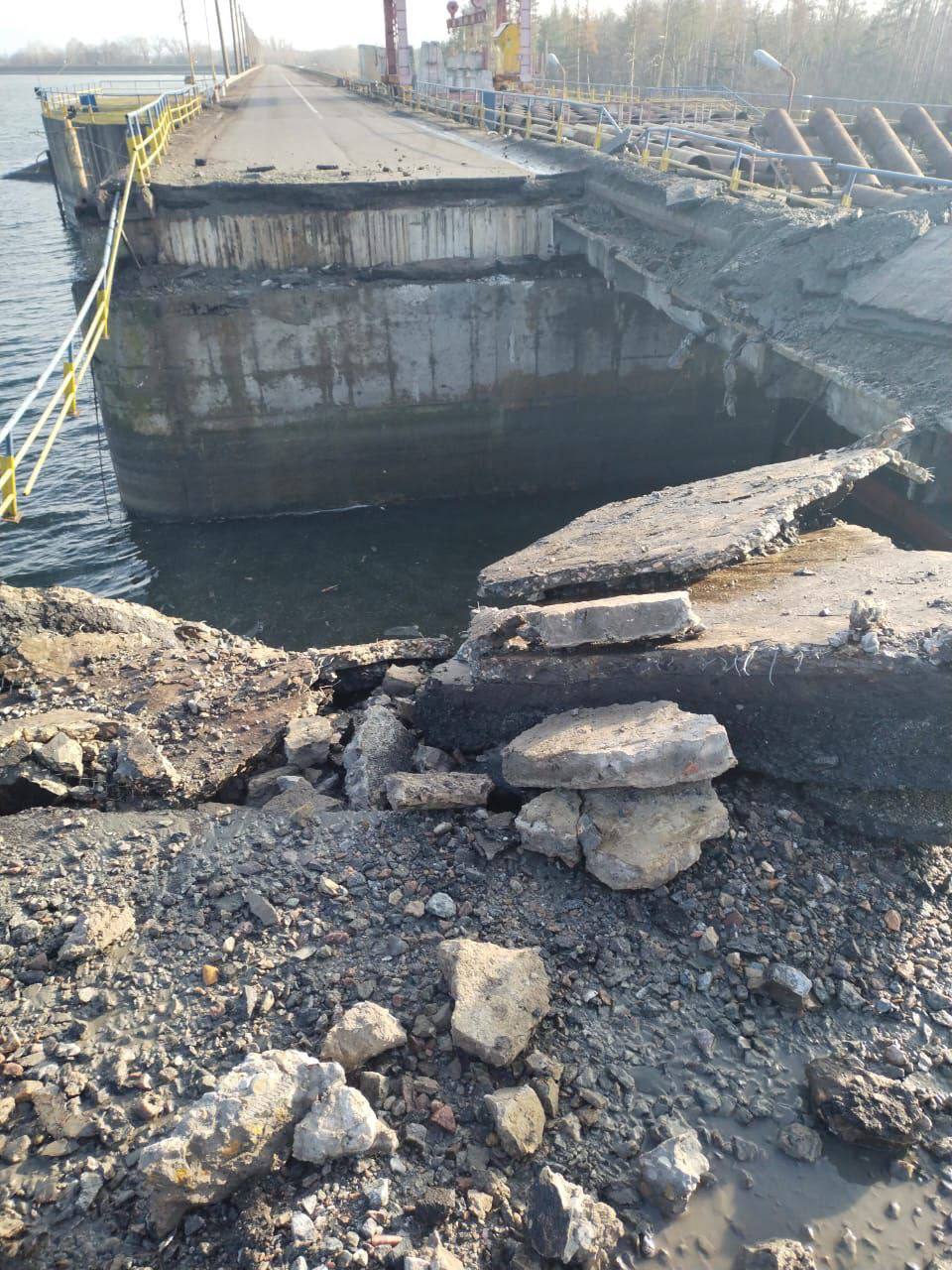 Результат ракетного удара ВС РФ по плотине Печорского водохранилища в Харьковской области Результат ракетного удара ВС РФ по плотине Печорского водохранилища в Харьковской области