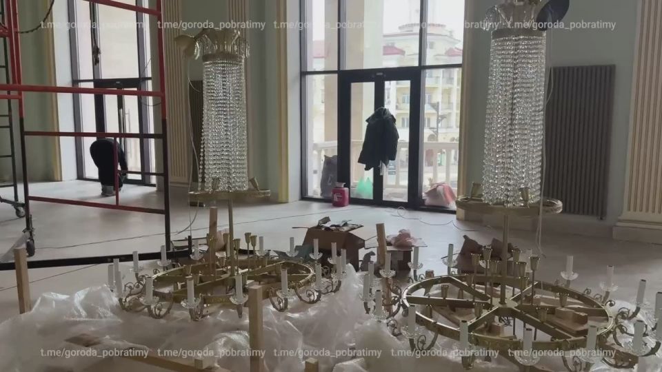 У Драмтеатра в Мариуполе петербуржцы создают праздничное настроение