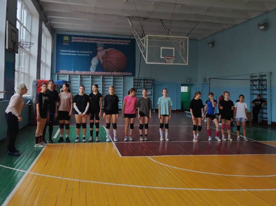 6 декабря в спортивном зале ГБОУ «СШ №22 г.о. Харцызск» прошёл мини-турнир по волейболу среди девочек 2012-2013 года рождения