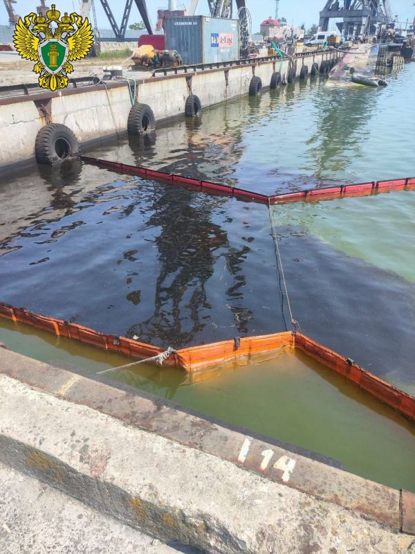 Азовское море захлебывается в нефти из-за ЧП в Мариуполе Азовское море захлебывается в нефти из-за ЧП в Мариуполе