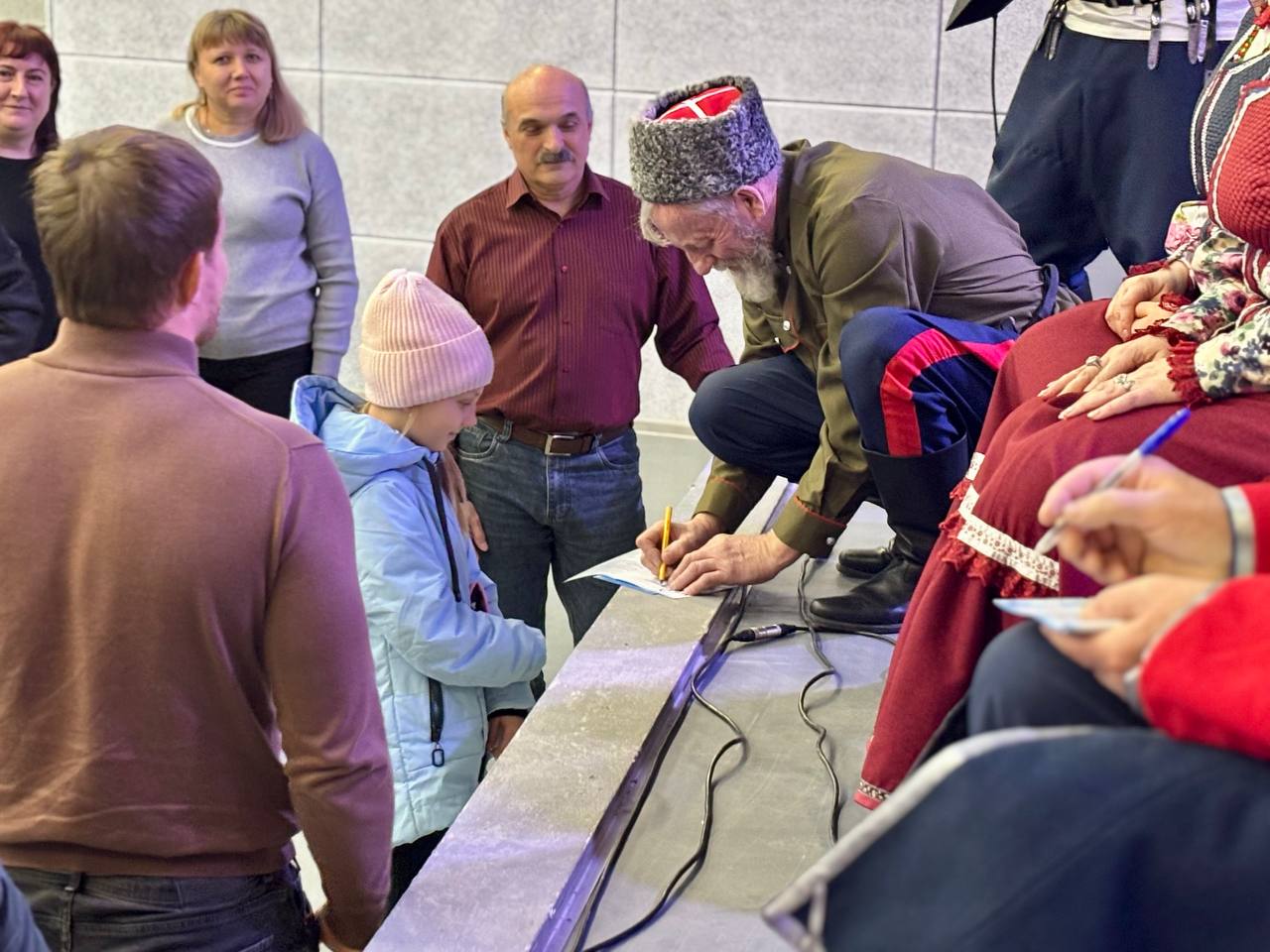 Сотрудники Волновахского ОДК им. Героя России В. А. Жоги с большим удовольствием приняли участие в творческой встрече с Ямальскими казаками Сотрудники Волновахского ОДК им. Героя России В. А. Жоги с большим удовольствием приняли участие в творческой встрече с Ямальскими казаками