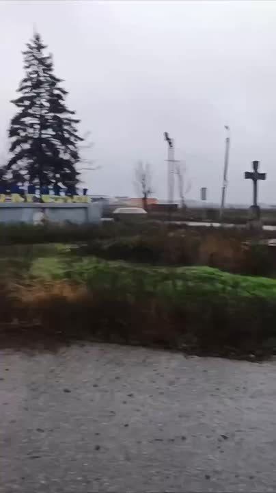 Покровск це Россия.. Российская пехота проходит мимо стелы у южного въезда в Покровск