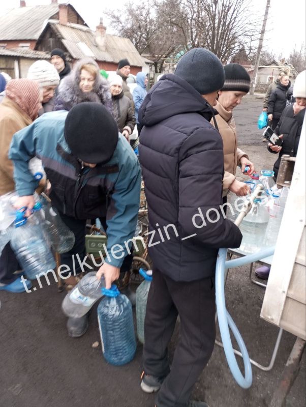 Донецкие производители воды в кризисной ситуации с водоснабжением продолжают оказывать помощь населению города Донецкие производители воды в кризисной ситуации с водоснабжением продолжают оказывать помощь населению города