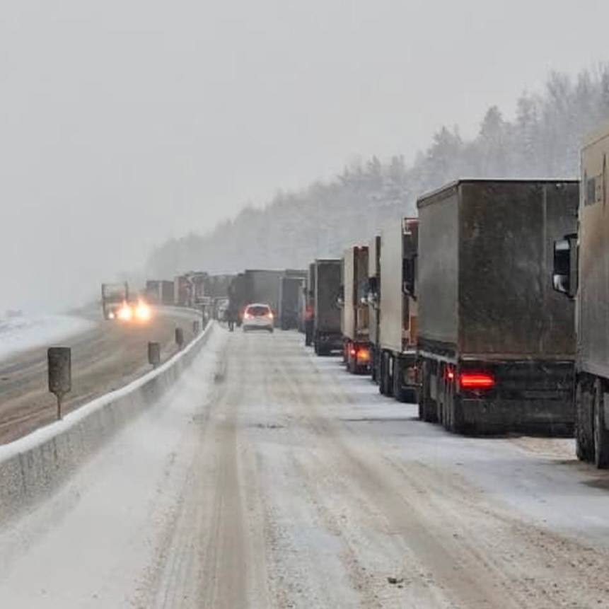 Огромная пробка из-за плохой погоды образовалась на трассе в Свердловской области