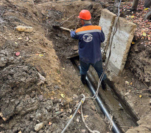 СПЕЦИАЛИСТАМИ ФИЛИАЛА «ЕНАКИЕВОТЕПЛОСЕТЬ» ВЫПОЛНЕНЫ АВАРИЙНО–ВОССТАНОВИТЕЛЬНЫЕ РАБОТЫ НА ТЕПЛОТРАССЕ КОТЕЛЬНОЙ «70 КВАРТАЛ»