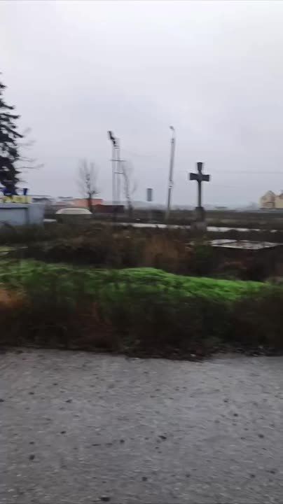 Покровск цэ Россия.. Русские воины свободно проходят по улице "защитников Украины" на западной окраине Покровска. На первых секундах можно увидеть стелу, куда высаживались петухи Буданова для пиар видео