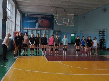 6 декабря в спортивном зале ГБОУ «СШ №22 г.о. Харцызск» прошёл мини-турнир по волейболу среди девочек 2012-2013 года рождения