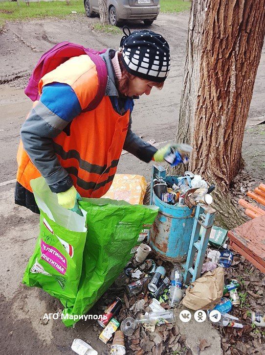 В трех районах Мариуполя коммунальщики провели уборку придомовых территорий В трех районах Мариуполя коммунальщики провели уборку придомовых территорий