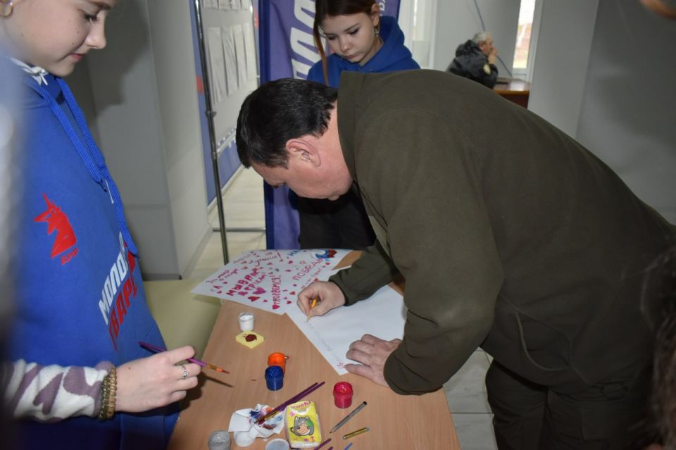 Игорь Лызов: Поприсутствовал на патриотическом мероприятии, организованном МГЕР на базе Амвросиевской школы № 6 Игорь Лызов: Поприсутствовал на патриотическом мероприятии, организованном МГЕР на базе Амвросиевской школы № 6