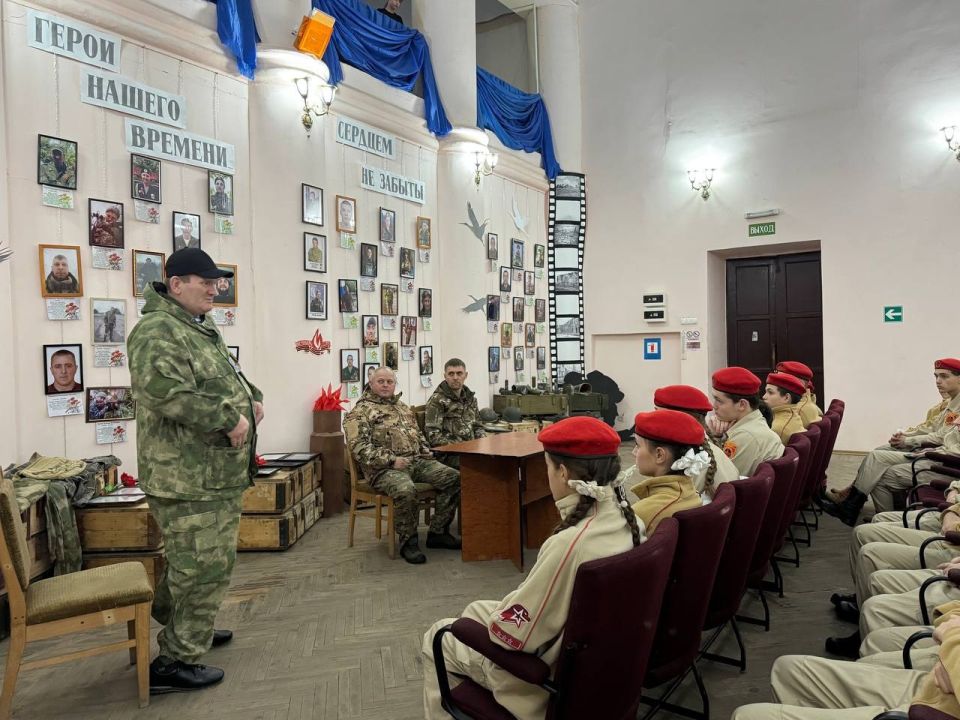 Юнармейцы побеседовали с ветеранами СВО Юнармейцы побеседовали с ветеранами СВО
