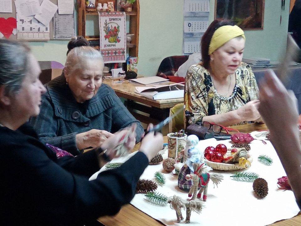 Валентин Левченко: В Центре социального обслуживания населения Киевского района города Донецка для лиц, состоящих на учете в отделении дневного пребывания граждан пожилого возраста и инвалидов, прошел мастер-класс по... Валентин Левченко: В Центре социального обслуживания населения Киевского района города Донецка для лиц, состоящих на учете в отделении дневного пребывания граждан пожилого возраста и инвалидов, прошел мастер-класс по...