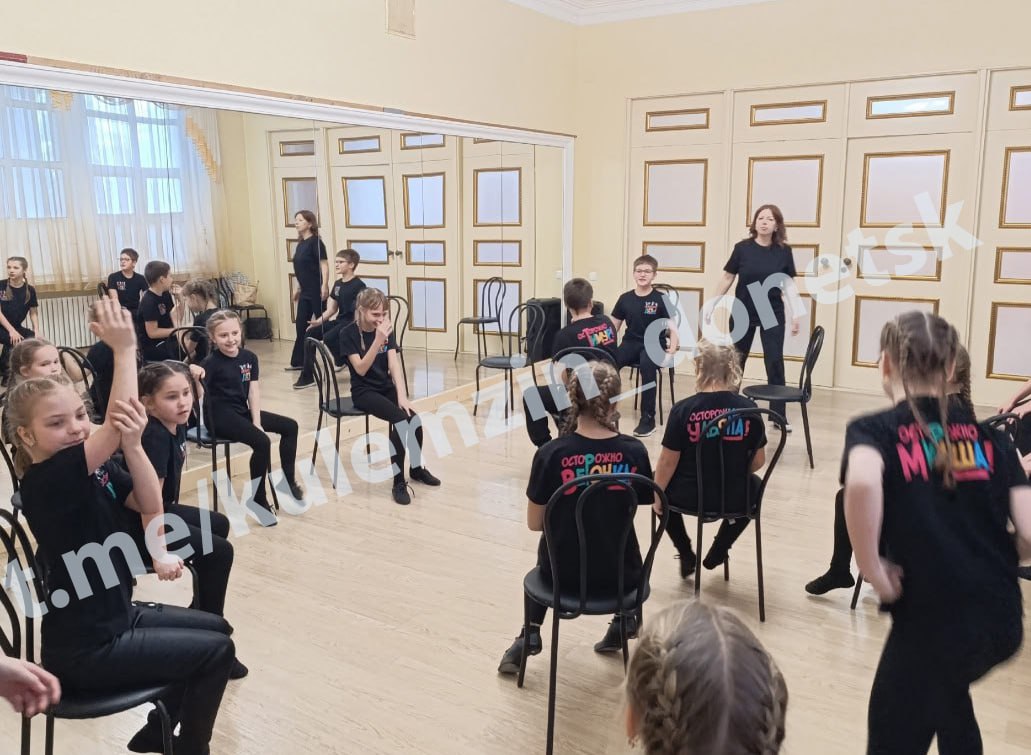 Воспитанники образцового театрального коллектива художественного слова «Студия эстрадного конферанса «Осторожно, дети!» Дворца культуры «Юбилейный» и учащиеся театрального отделения Детской школы искусств № 3 приняли участие... Воспитанники образцового театрального коллектива художественного слова «Студия эстрадного конферанса «Осторожно, дети!» Дворца культуры «Юбилейный» и учащиеся театрального отделения Детской школы искусств № 3 приняли участие...