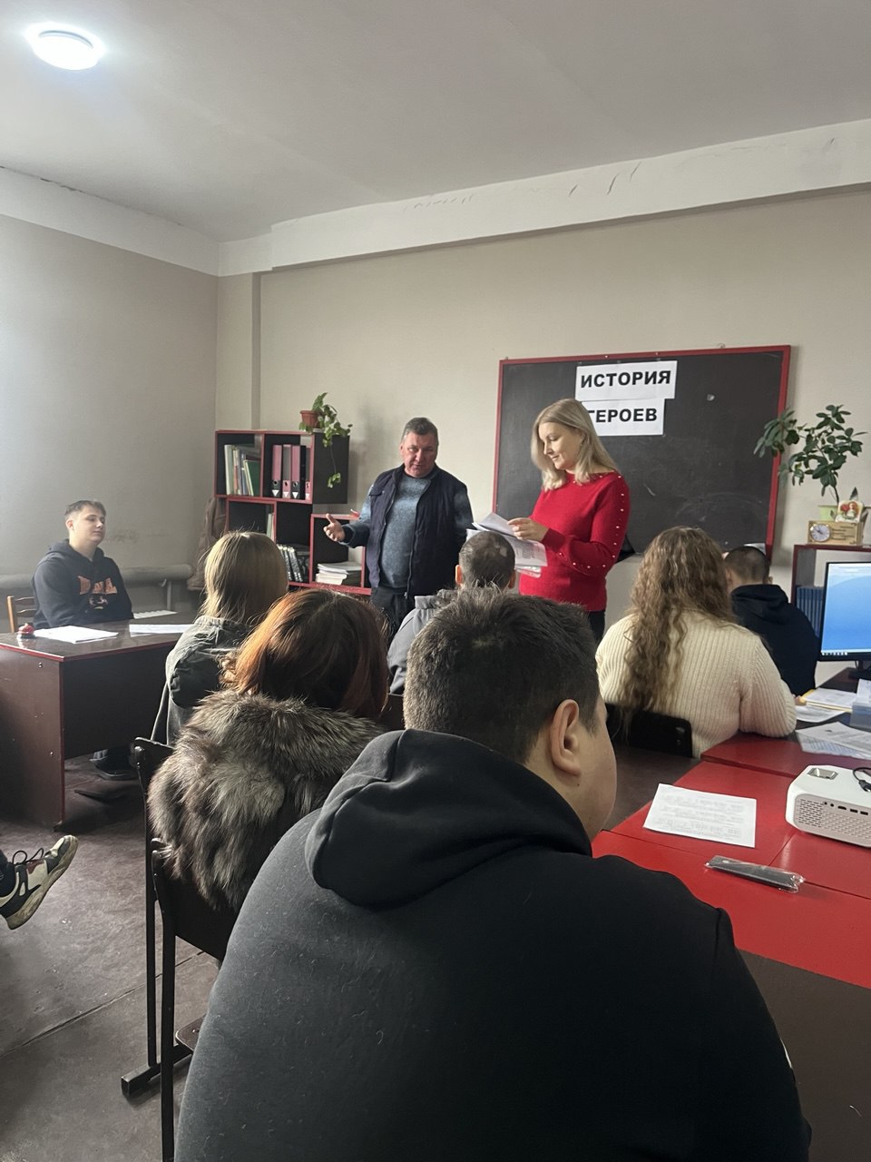 8 декабря 2025 года специалист по управлению персоналом и инженер-технолог вагонного депо Дебальцево-Сортировочное Донецкого филиала ФГУП «Железные дороги Новороссии» встретились со студентами Дебальцевского многопрофильного...