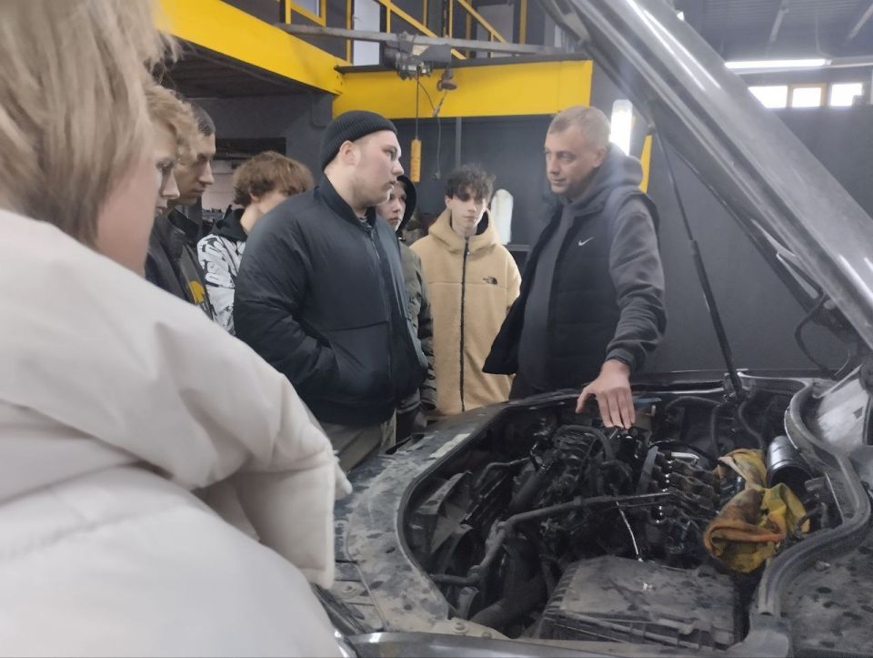 8 декабря в рамках партийного проекта "Моя карьера с Единой Россией" студенты Макеевского промышленно-технологического техникума специальности "Мастер по ремонту автомобилей" приняли участие в экскурсии "Профессия, которую... 8 декабря в рамках партийного проекта "Моя карьера с Единой Россией" студенты Макеевского промышленно-технологического техникума специальности "Мастер по ремонту автомобилей" приняли участие в экскурсии "Профессия, которую...