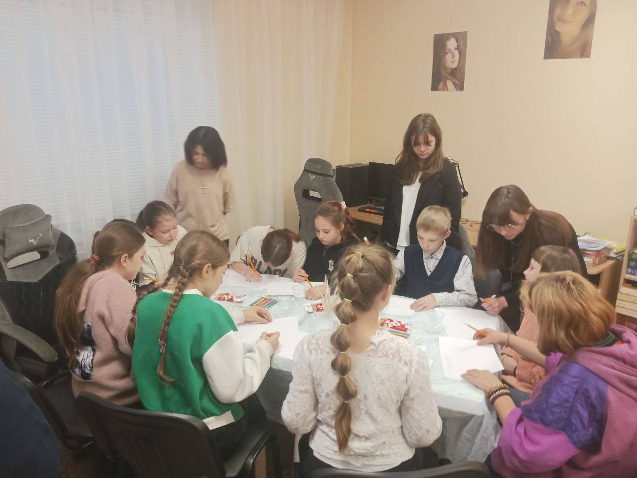 Сегодня 08.12.2025г в молодёжном отделе имени Марии Пироговой состоялось праздничное мероприятие, посвящённое Дню художника — творческий мастер-класс под названием «Я рисую этот мир» Сегодня 08.12.2025г в молодёжном отделе имени Марии Пироговой состоялось праздничное мероприятие, посвящённое Дню художника — творческий мастер-класс под названием «Я рисую этот мир»