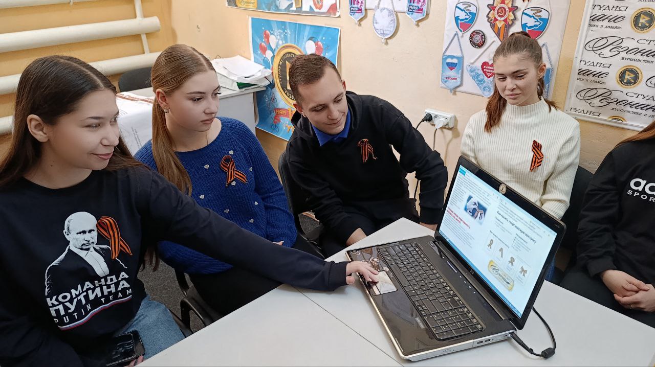 «ДЕНЬ ГЕОРГИЕВСКОЙ ЛЕНТЫ». В субботу, 6 декабря 2025 года, в студии журналистики и дизайна «Резонанс» МБУ «ДК им. В. Маяковского г. о. Торез» состоялся выпуск тематической стенгазеты «День Георгиевской ленты» «ДЕНЬ ГЕОРГИЕВСКОЙ ЛЕНТЫ». В субботу, 6 декабря 2025 года, в студии журналистики и дизайна «Резонанс» МБУ «ДК им. В. Маяковского г. о. Торез» состоялся выпуск тематической стенгазеты «День Георгиевской ленты»