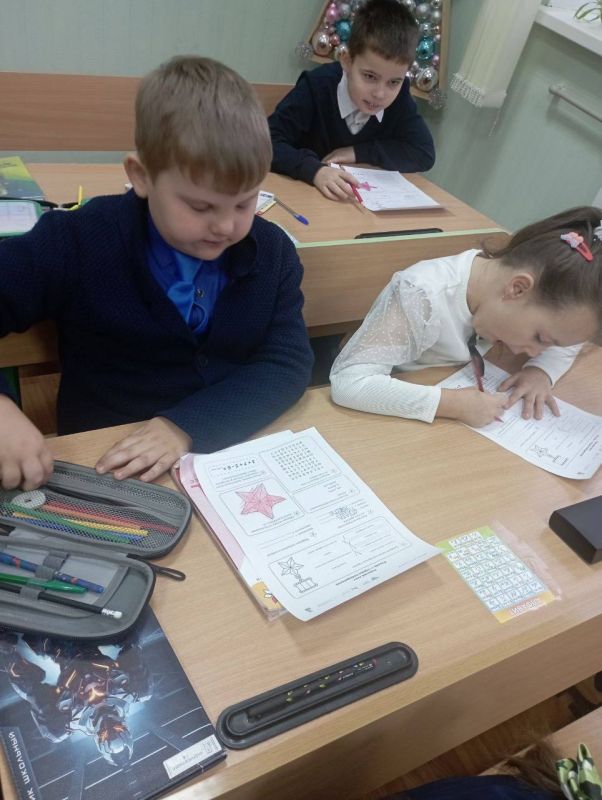 «РАЗГОВОРЫ О ВАЖНОМ». Утро в Тельмановской гимназии традиционно началось с еженедельной линейки и почётного права выноса флага Российской Федерации и флага Донецкой Народной Республики юнармейцами ВПК «Юные патриоты... «РАЗГОВОРЫ О ВАЖНОМ». Утро в Тельмановской гимназии традиционно началось с еженедельной линейки и почётного права выноса флага Российской Федерации и флага Донецкой Народной Республики юнармейцами ВПК «Юные патриоты...