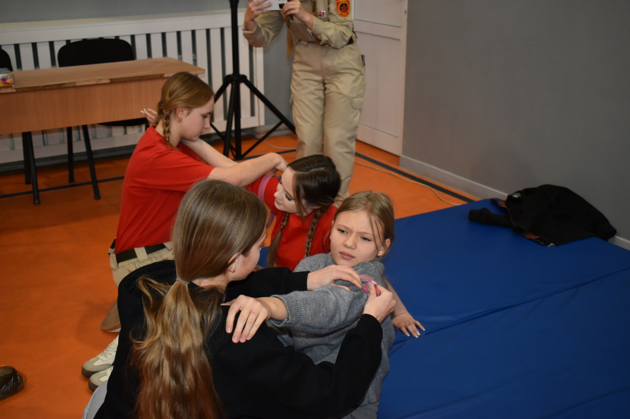 Игорь Лызов: Поприсутствовал на патриотическом мероприятии, организованном МГЕР на базе Амвросиевской школы № 6 Игорь Лызов: Поприсутствовал на патриотическом мероприятии, организованном МГЕР на базе Амвросиевской школы № 6