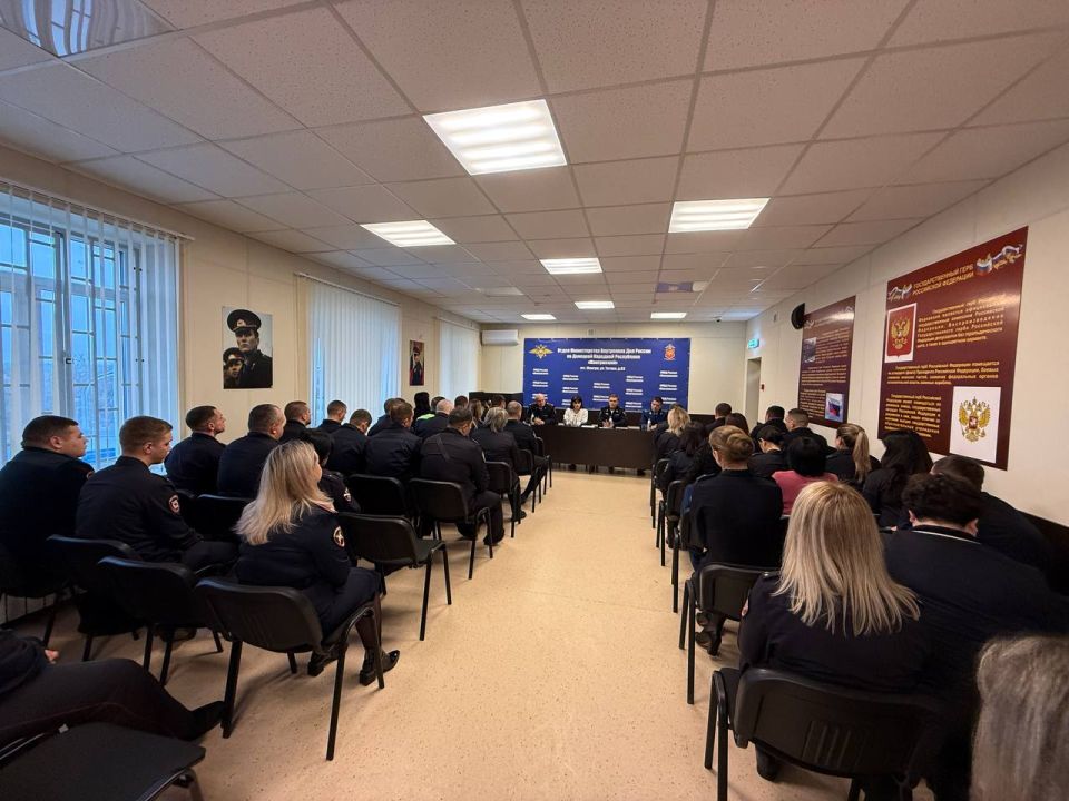 В ходе рабочего визита в Отдел МВД России «Мангушский» заместитель Министра – начальник следственного управления МВД по ДНР, генерал-майор юстиции Дмитрий Костюк представил личному составу нового руководителя – подполковника... В ходе рабочего визита в Отдел МВД России «Мангушский» заместитель Министра – начальник следственного управления МВД по ДНР, генерал-майор юстиции Дмитрий Костюк представил личному составу нового руководителя – подполковника...