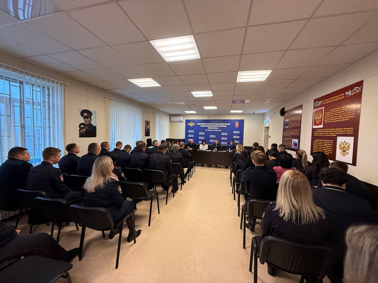 В ходе рабочего визита в Отдел МВД России «Мангушский» заместитель Министра – начальник следственного управления МВД по ДНР, генерал-майор юстиции Дмитрий Костюк представил личному составу нового руководителя – подполковника... В ходе рабочего визита в Отдел МВД России «Мангушский» заместитель Министра – начальник следственного управления МВД по ДНР, генерал-майор юстиции Дмитрий Костюк представил личному составу нового руководителя – подполковника...