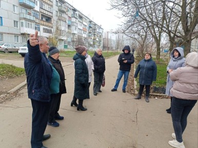 Начальник Зугрэсского территориального отдела Наталья Марушка провела встречу с жителями в городе Зугрэс на улице 60 лет Октября