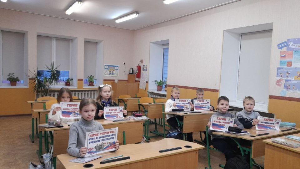 В школах Ждановки провели занятия на тему «Россия – страна победителей!» В школах Ждановки провели занятия на тему «Россия – страна победителей!»