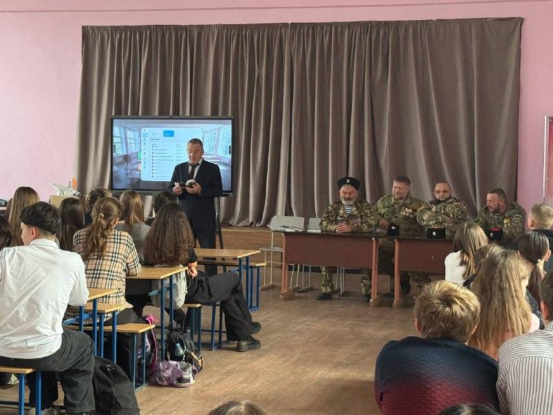 Забайкальский ветеран провел патриотический урок для новосветских школьников Забайкальский ветеран провел патриотический урок для новосветских школьников