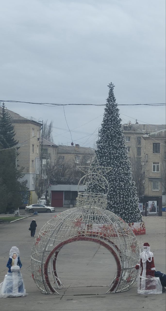 В городском округе Торез ведутся работы по подготовке к Новогодним праздникам В городском округе Торез ведутся работы по подготовке к Новогодним праздникам