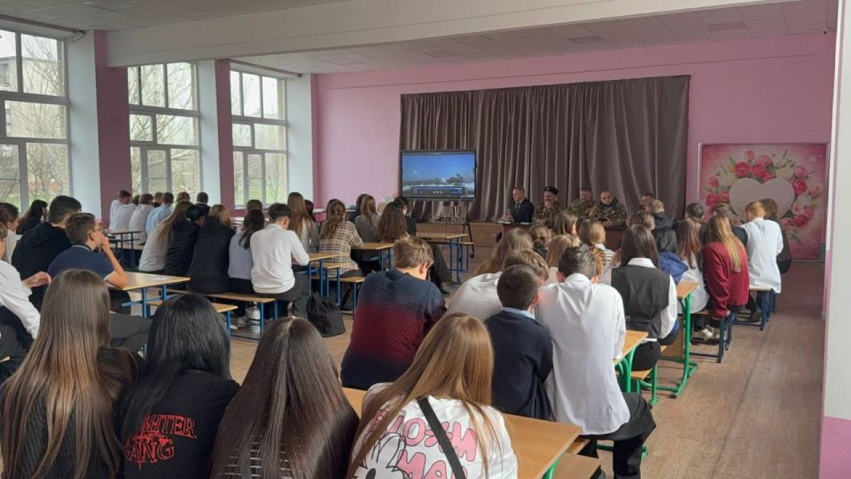 Забайкальский ветеран провел патриотический урок для новосветских школьников Забайкальский ветеран провел патриотический урок для новосветских школьников