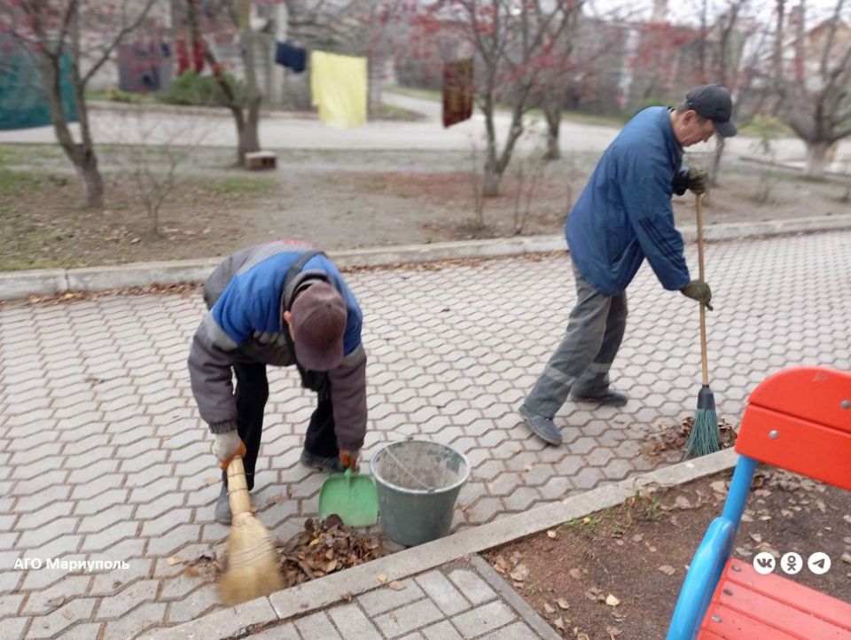 В трех районах Мариуполя коммунальщики провели уборку придомовых территорий В трех районах Мариуполя коммунальщики провели уборку придомовых территорий