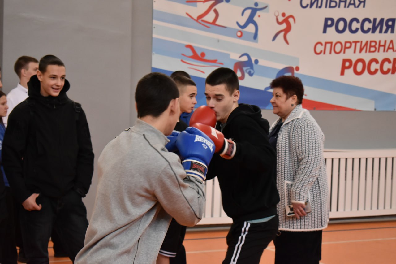 Игорь Лызов: Поприсутствовал на патриотическом мероприятии, организованном МГЕР на базе Амвросиевской школы № 6 Игорь Лызов: Поприсутствовал на патриотическом мероприятии, организованном МГЕР на базе Амвросиевской школы № 6