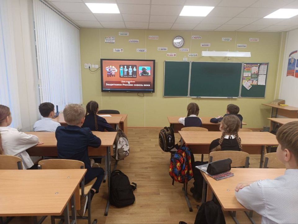 «РАЗГОВОРЫ О ВАЖНОМ». Утро в Тельмановской гимназии традиционно началось с еженедельной линейки и почётного права выноса флага Российской Федерации и флага Донецкой Народной Республики юнармейцами ВПК «Юные патриоты... «РАЗГОВОРЫ О ВАЖНОМ». Утро в Тельмановской гимназии традиционно началось с еженедельной линейки и почётного права выноса флага Российской Федерации и флага Донецкой Народной Республики юнармейцами ВПК «Юные патриоты...