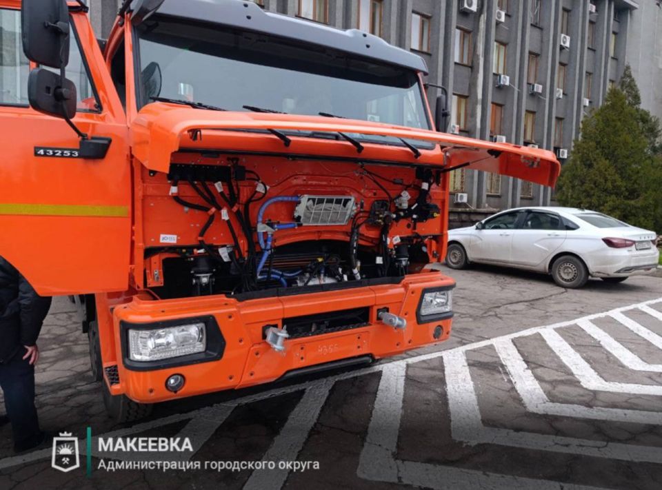 Подмосковье передало коммунальщикам Макеевки новую спецтехнику Подмосковье передало коммунальщикам Макеевки новую спецтехнику