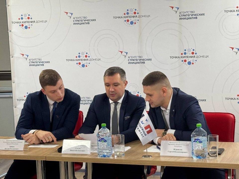 Студенты ДонГУ стали победителями республиканского правового турнира Студенты ДонГУ стали победителями республиканского правового турнира