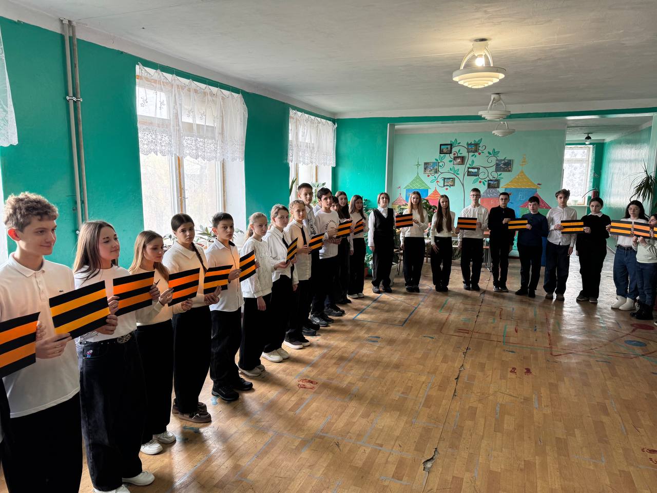 В ГБОУ «ЛИЦЕЙ «СПЕКТР» Г.О. ТОРЕЗ» прошел необычный флешмоб под названием «Лента памяти» в рамках партийного проекта «Мир возможностей» В ГБОУ «ЛИЦЕЙ «СПЕКТР» Г.О. ТОРЕЗ» прошел необычный флешмоб под названием «Лента памяти» в рамках партийного проекта «Мир возможностей»