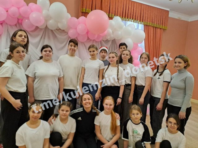 Воспитанники образцового театрального коллектива художественного слова «Студия эстрадного конферанса «Осторожно, дети!» Дворца культуры «Юбилейный» и учащиеся театрального отделения Детской школы искусств № 3 приняли участие... Воспитанники образцового театрального коллектива художественного слова «Студия эстрадного конферанса «Осторожно, дети!» Дворца культуры «Юбилейный» и учащиеся театрального отделения Детской школы искусств № 3 приняли участие...